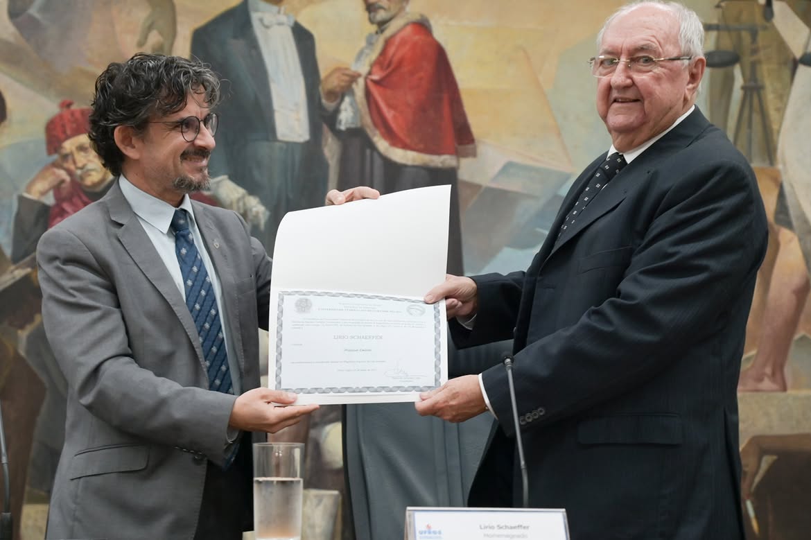 Entrega da homenagem ao professor Lírio Schaeffer