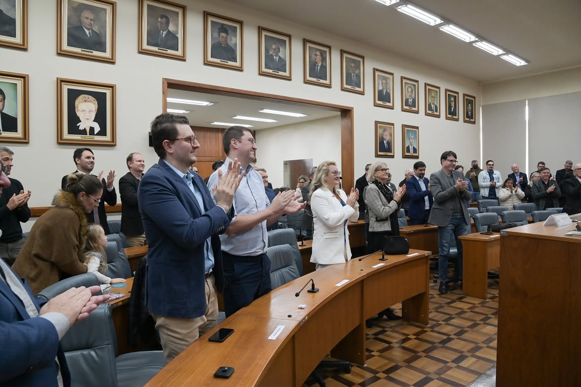 Entrega da homenagem ao professor Lírio Schaeffer