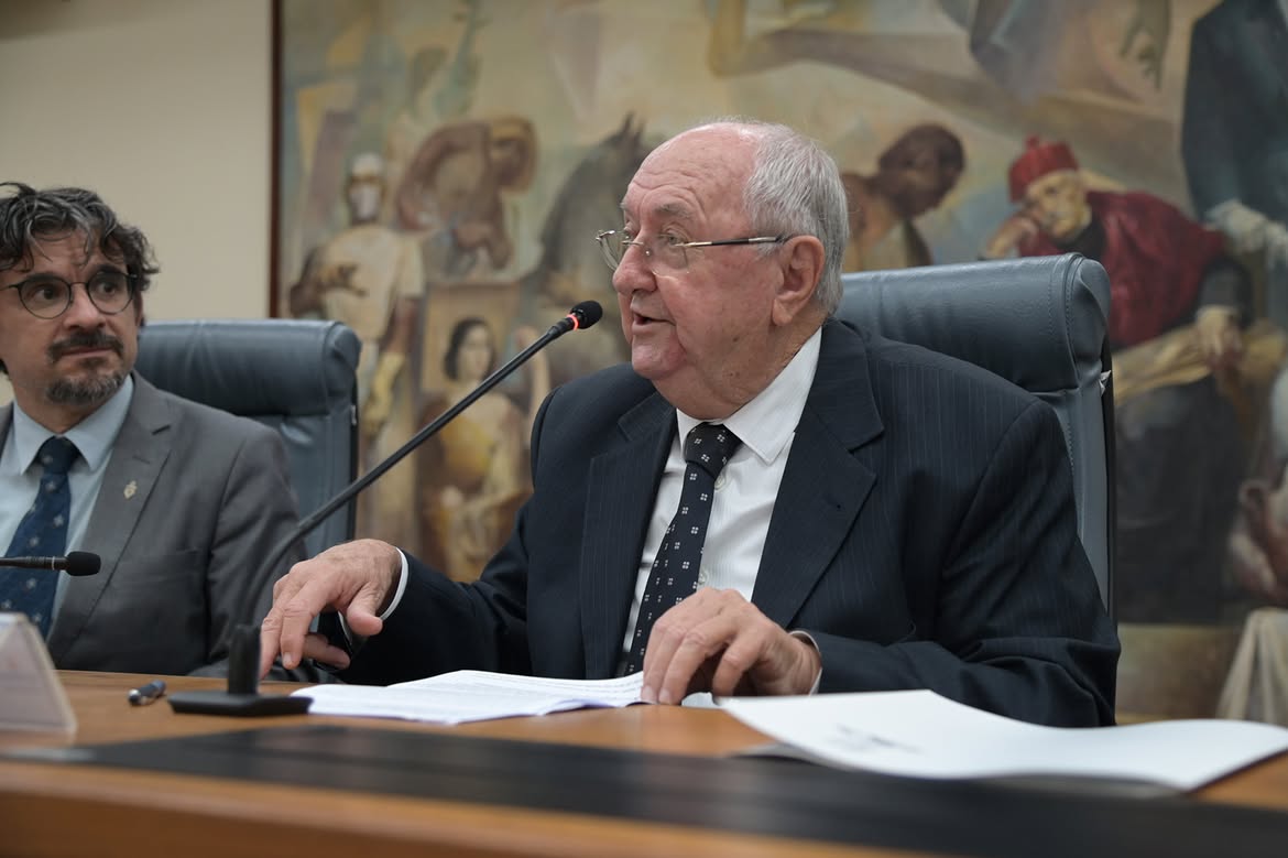 Professor Lírio Schaeffer durante a cerimônia de entrega do título de Professor Emérito da UFRGS
